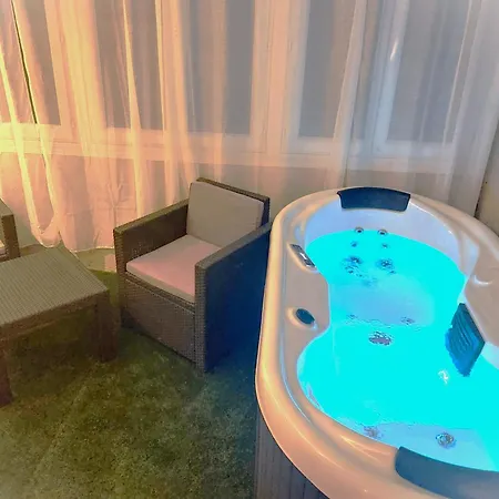 Les Jardins De Bormes, Sauna & Jacuzzi 3* 博尔马斯·莱斯·米默萨斯